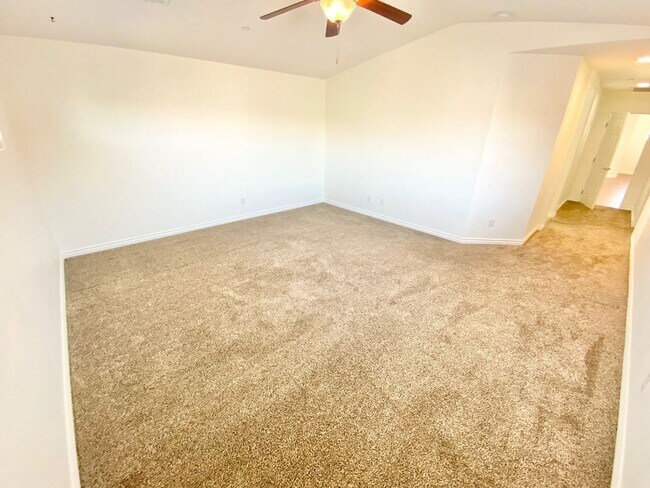 Building Photo - Inviting home with relaxing backyard spa in desirable Henderson location