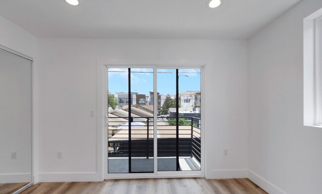 Building Photo - Newer Townhouse Available!