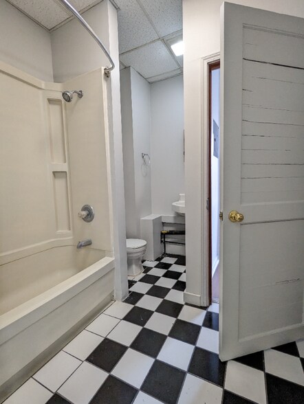 Building Photo - 346 S Rose St