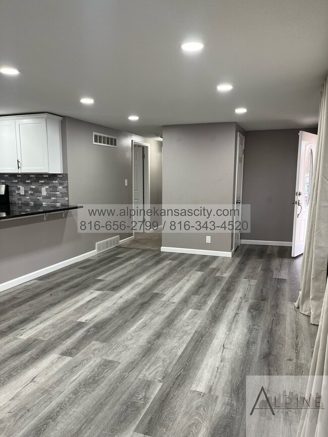 Building Photo - Available Mid January! 5 Bedrooms, PLUS Rec Room in Gladstone!