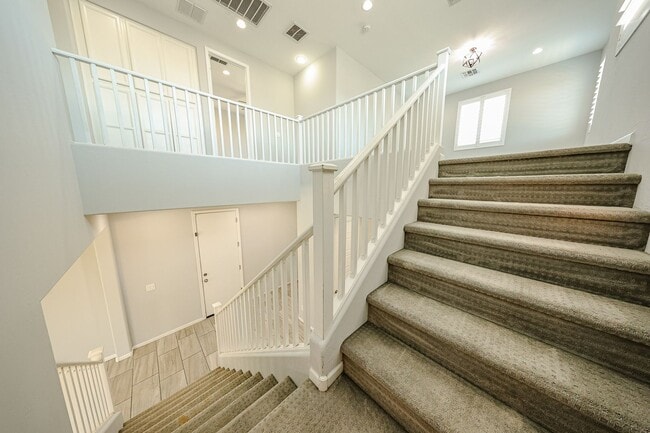 Building Photo - Beautiful 5bedrooms-2Baths Modern Style Home!