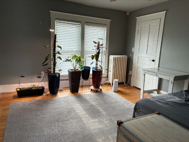 Building Photo - Beautiful 4+ Bedroom,1.5 Bathroom Home - Available June 1st