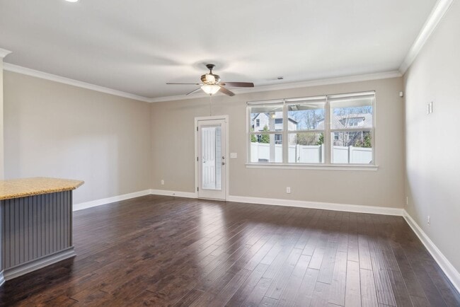 Building Photo - 3 BR/2.5 BA Luxury Townhome