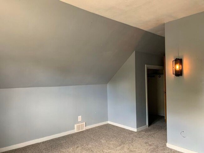 Building Photo - 4 Bedroom Single-Family House in Shorewood