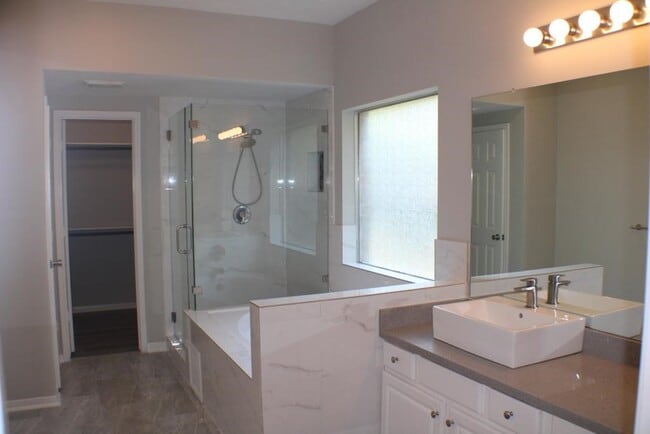 Building Photo - 2411 Rose Hollow Dr