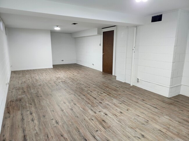 Building Photo - 6618 South Dr