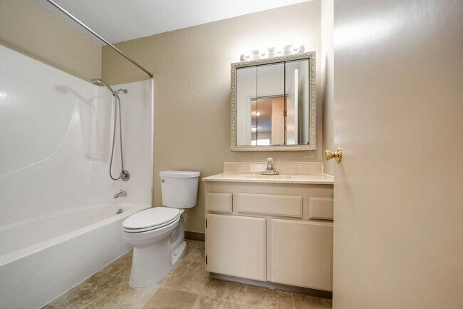 Building Photo - Charming 1-Bedroom in Portland’s Sullivan’s Gulch – MF 29 – NE 21st Ave