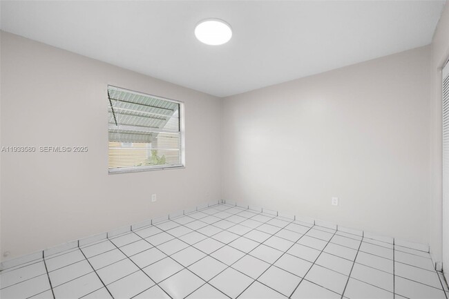 Building Photo - 85 W 24th St