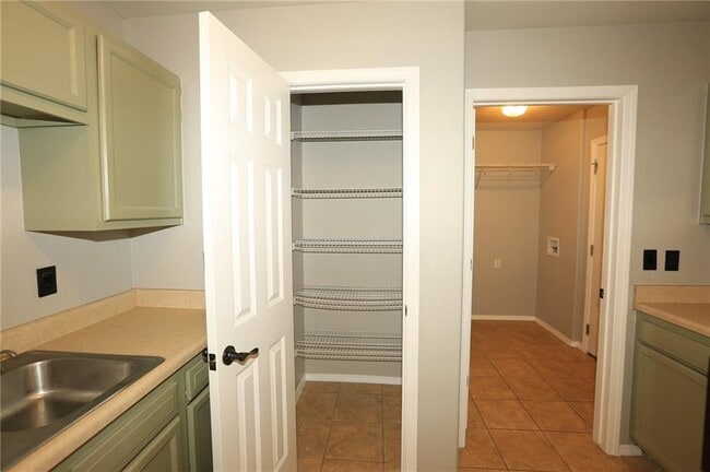 Building Photo - 900 SW River Rock St