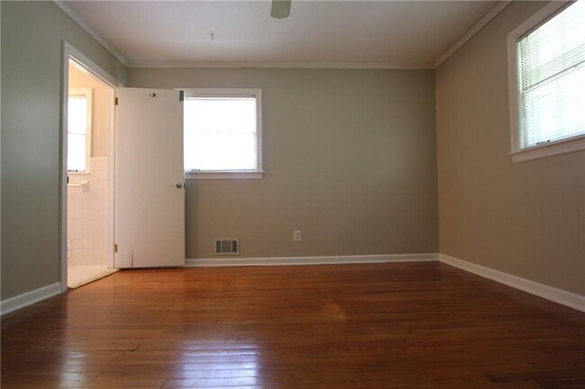 Building Photo - 2944 Piedmont Dr