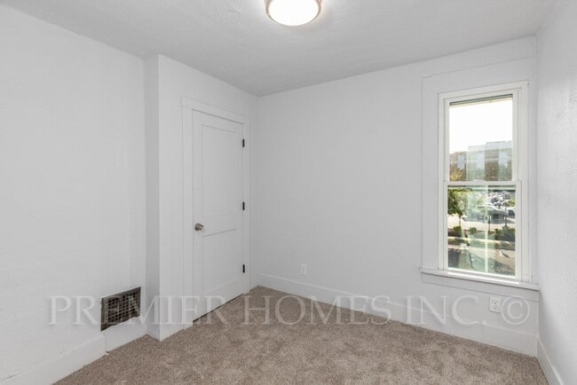 Building Photo - 3 Bed Single-Family Home Near Aultman Hospital – $1,595/mo