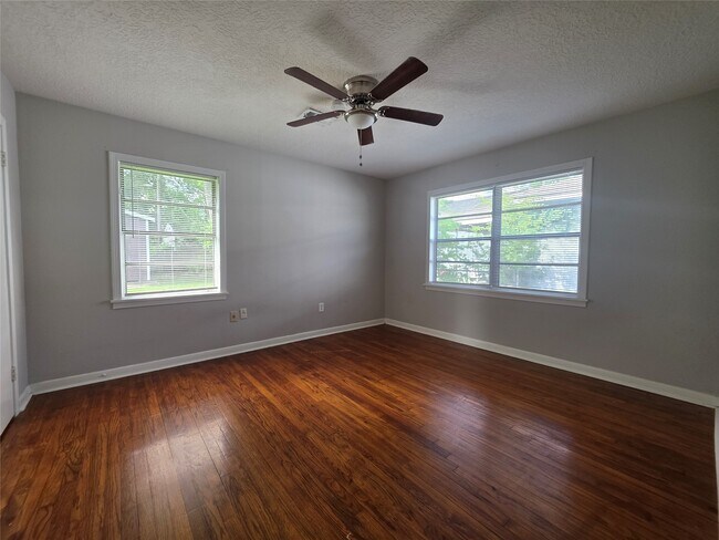 Building Photo - 705 N Circle Dr