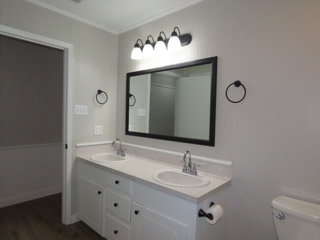 Building Photo - 10556 Twin Oaks Dr