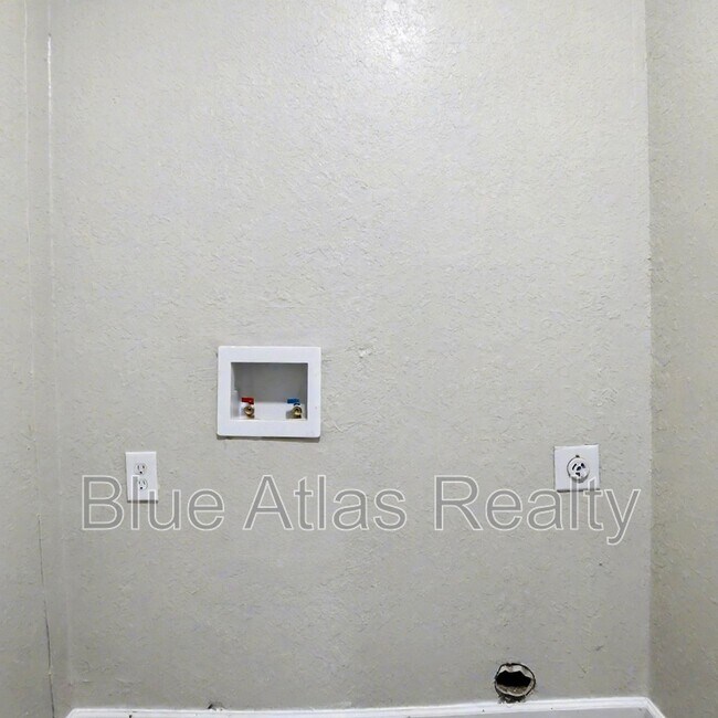 Building Photo - 5519 Wellesley Ave