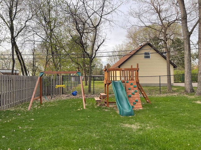 Building Photo - Lovely Modern Home has Vaulted Ceilings, 3...