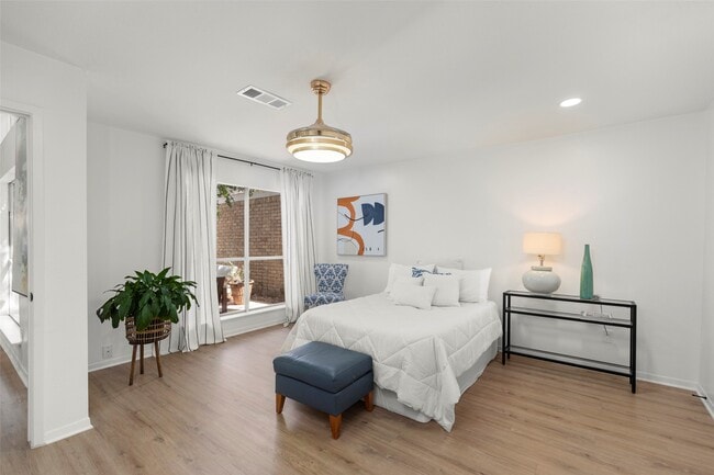 Building Photo - 2019 Wilcrest Dr