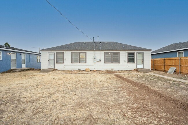 Building Photo - 927 S Bryan St