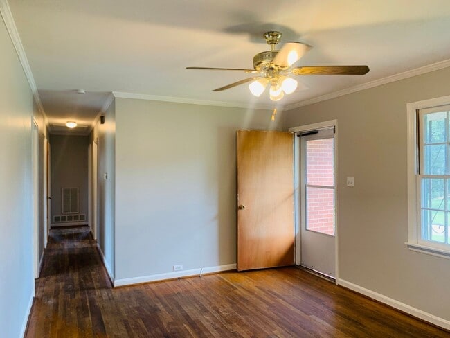 Building Photo - Welcome home! 3 bed, 1.5 bath, newly renov...