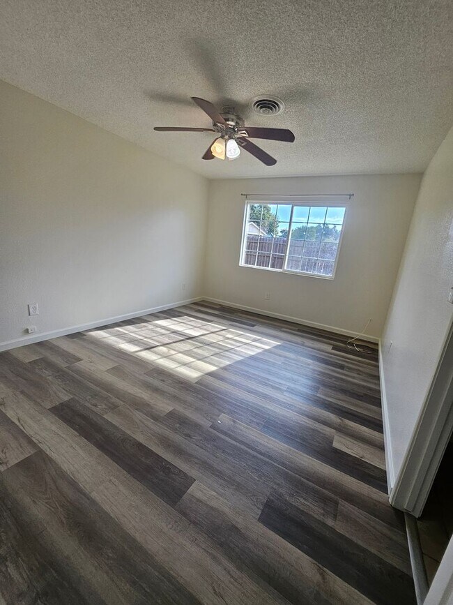 Building Photo - 3 bed 2 bath Live Oak