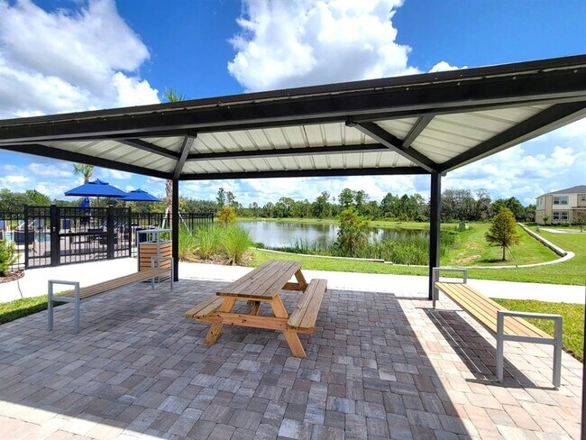 Building Photo - 241 Bogey Dr