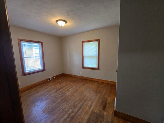 Building Photo - 2 Bedroom House