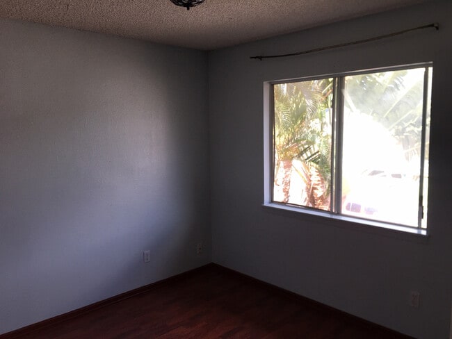 Building Photo - Single Family 4 bedroom 3 bath single family home