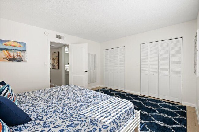 Building Photo - 2319 Tamarind Dr