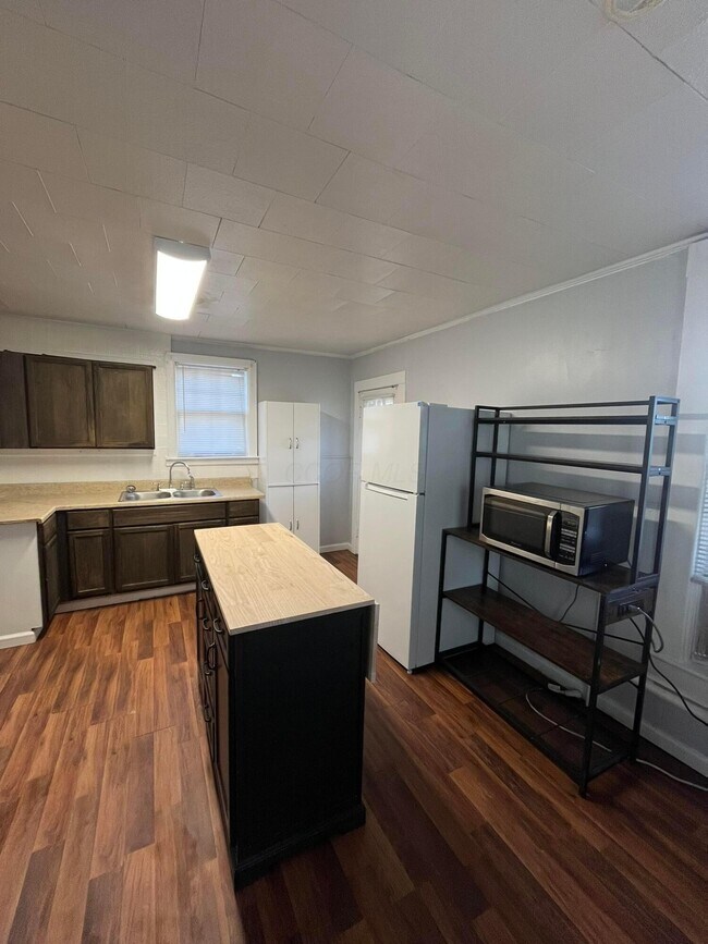 Building Photo - 1227 E Chestnut St