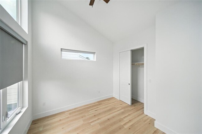 Building Photo - 106 W Croslin St