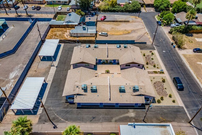 Building Photo - HALF OFF YOUR 1ST MONTHS RENT!!