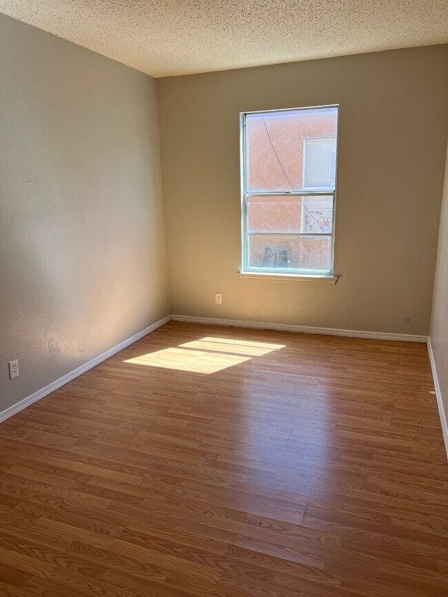 Building Photo - 920 San Pedro Dr SE