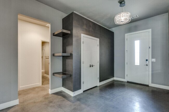Building Photo - 2125 Heavenly Dr