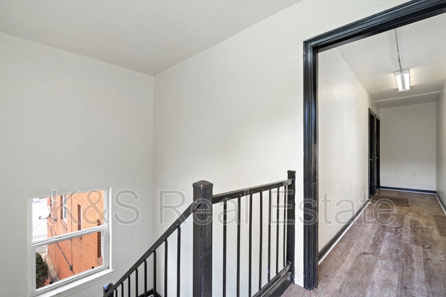 Building Photo - 144-144 W 9th Ave
