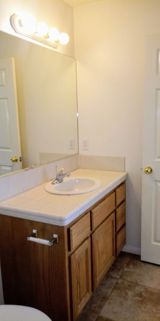 Building Photo - Welcome to your 3 bed 2 bath home in Joshua Tree!