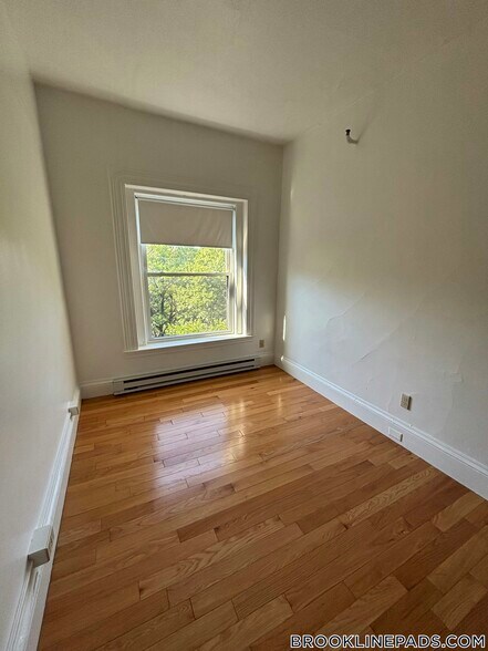 Building Photo - 1077 Beacon St