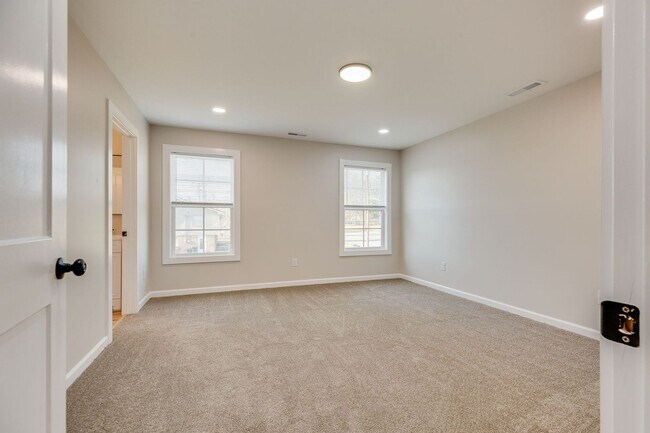 Building Photo - NEWLY BUILT 3 BED/2.5 BATH