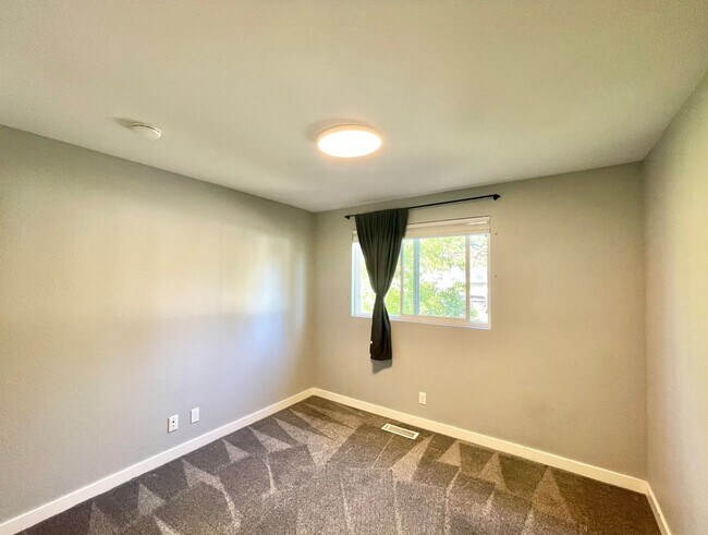 Building Photo - SIlverlake SFH with AC for rent