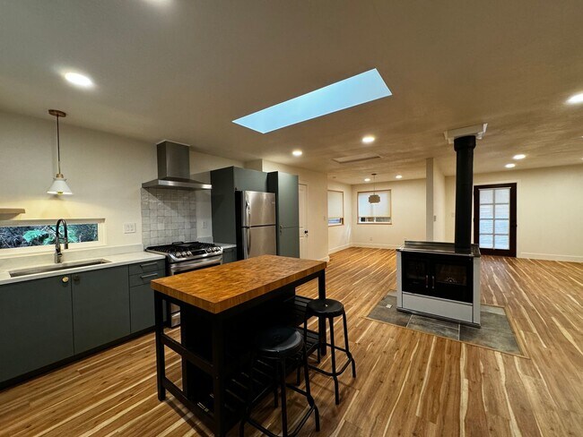 Building Photo - 1604 Square foot modern multi level home minutes from Occidental, storage, primary suite, large y...