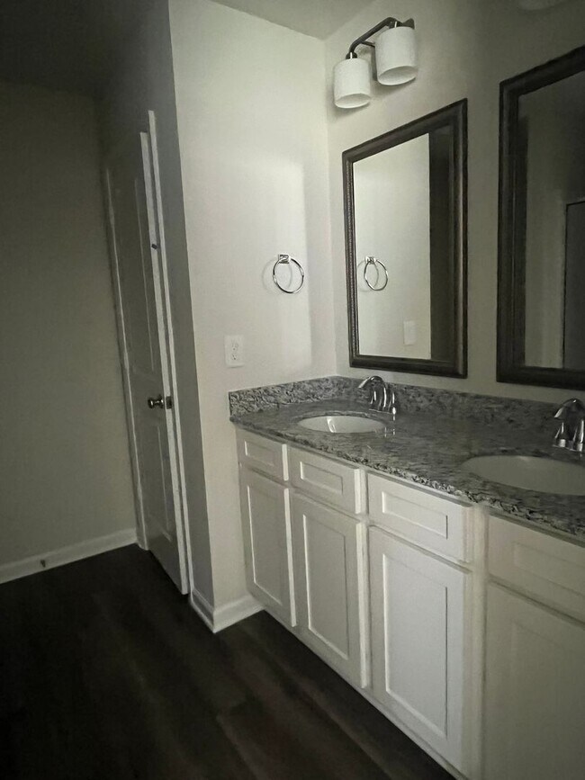 Building Photo - Lexington Townhouse - Call Lexington office for information 803-359-0793