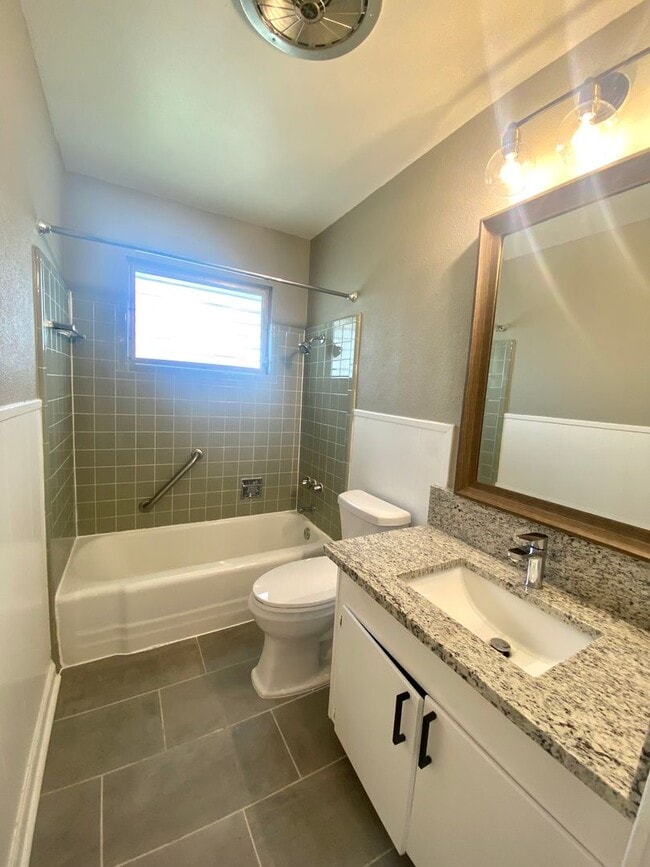 Building Photo - Adorable remodeled home 3 bedroom 2 bath i...