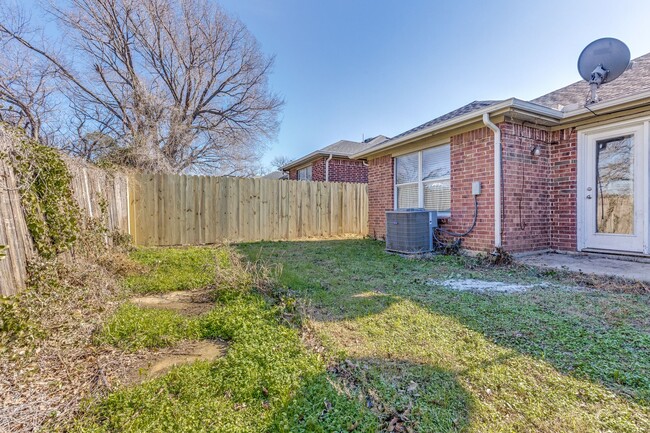 Building Photo - Dynamite Duplex in Arlington - Great Space!