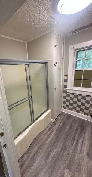 Building Photo - 218 Holmes St