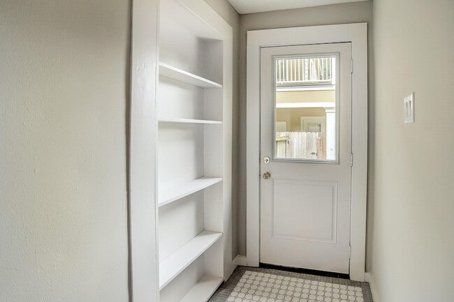 Building Photo - 1021 Louise St