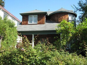 Building Photo - Coming Soon (June 2025) Spacious 3bdr/2bath units available for a lease ending May 30. Building i...