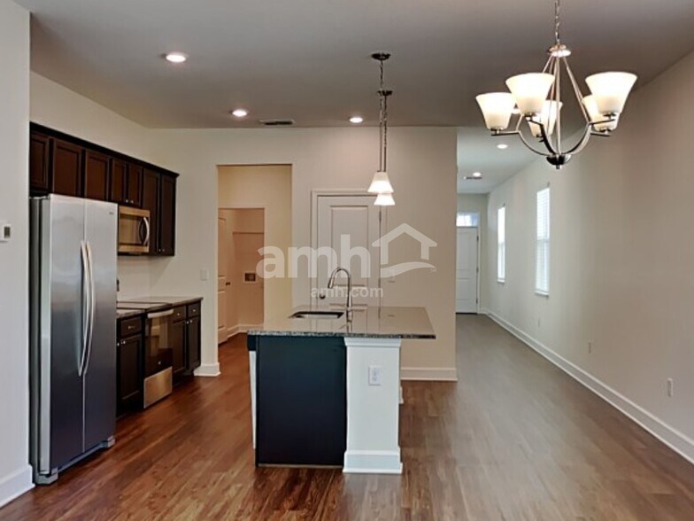 Building Photo - 916 Walden Woods Dr