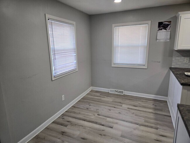 Building Photo - Charming 5-Bedroom Property in Prime Location