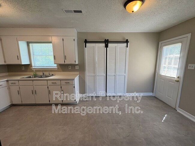 Building Photo - 1117 Southland Dr