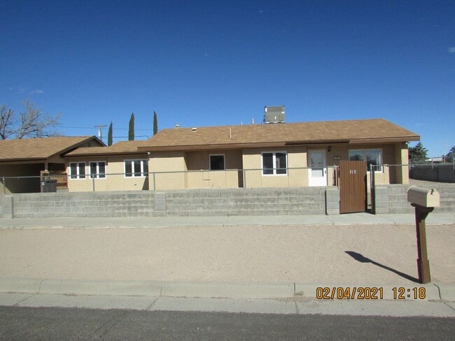 Building Photo - Newly remodeled 2 bedroom/2 bath home