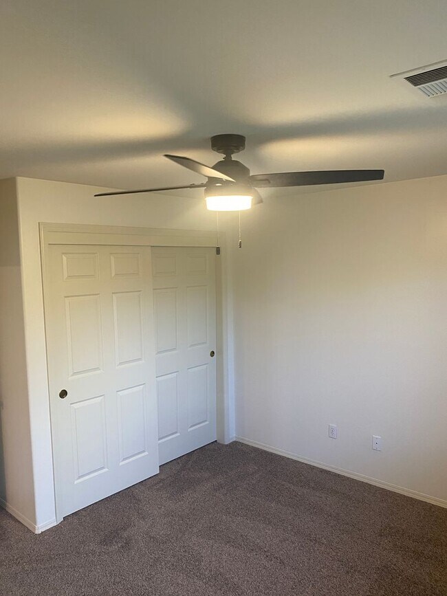 Building Photo - Gorgeous 3 Bedroom 2 Bath Home