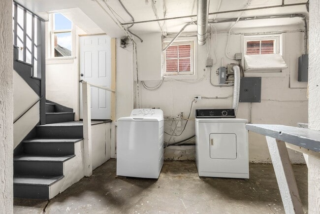 Building Photo - 2106 Dexter Ave N